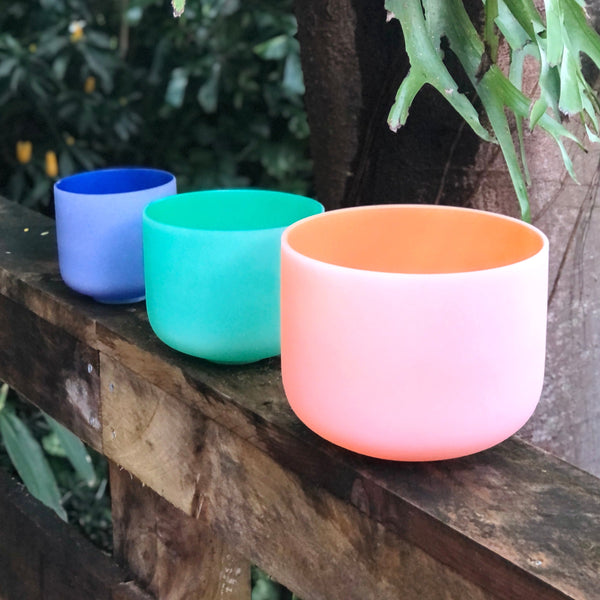 SET OF 3 COLOUR CRYSTAL SINGING BOWLS IN CARRY BAG