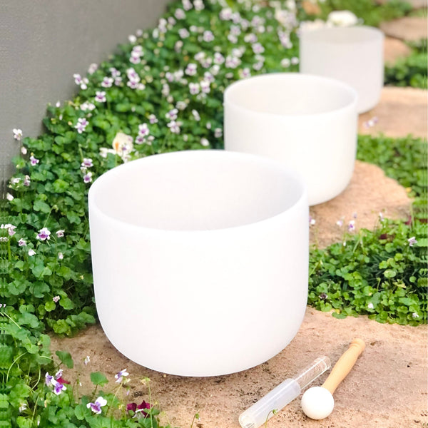SET OF 3 WHITE CRYSTAL SINGING BOWLS IN BEIGE BAG