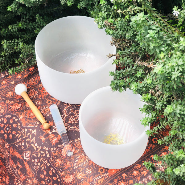 EARTH & SOUL STARS - SET OF 2 CRYSTAL SINGING BOWLS IN BEIGE BAG