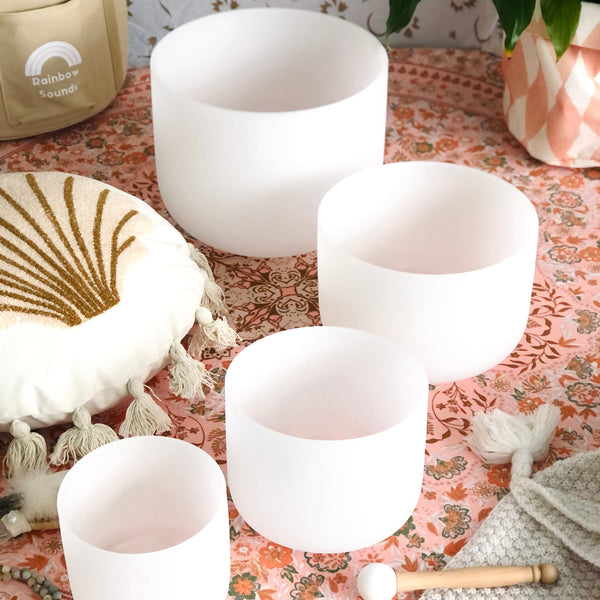 SET OF 4 WHITE CRYSTAL SINGING BOWLS IN BEIGE BAG